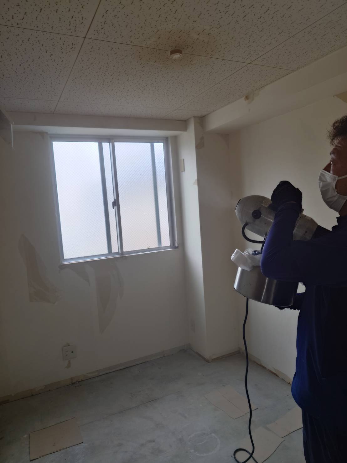 消臭剤の散布風景