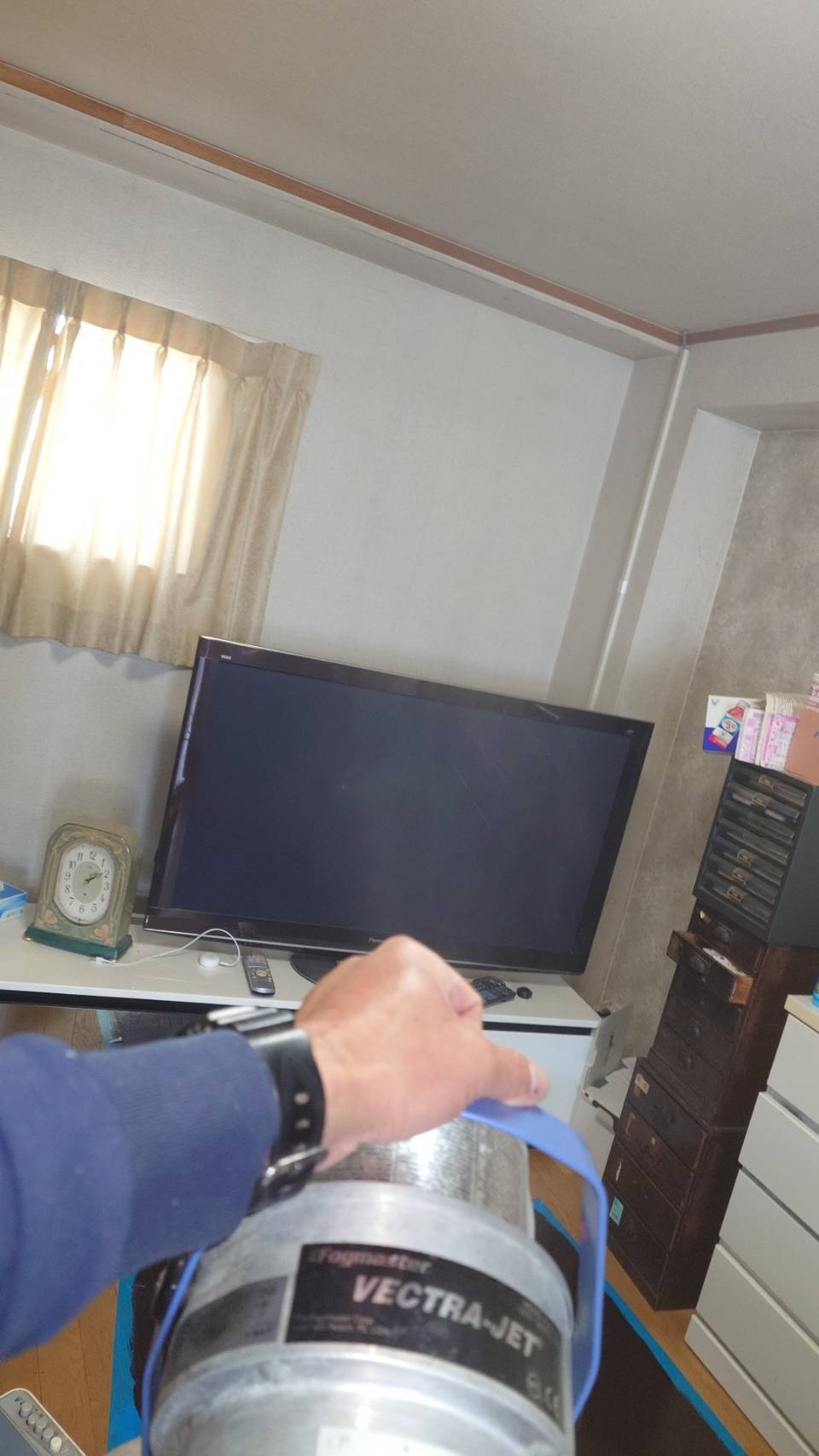 消臭剤の散布風景