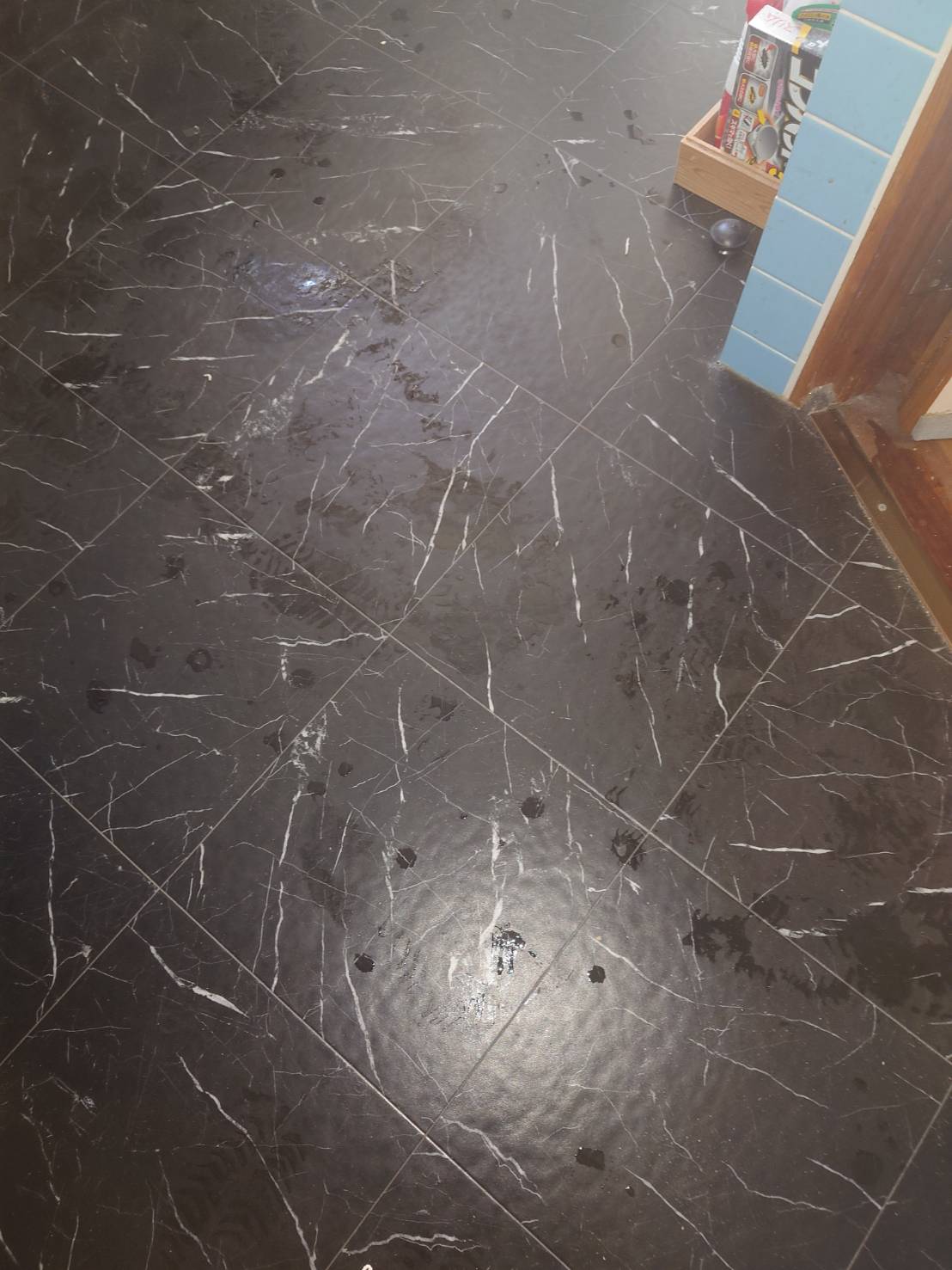 洗面前の床のビフォアアフター
