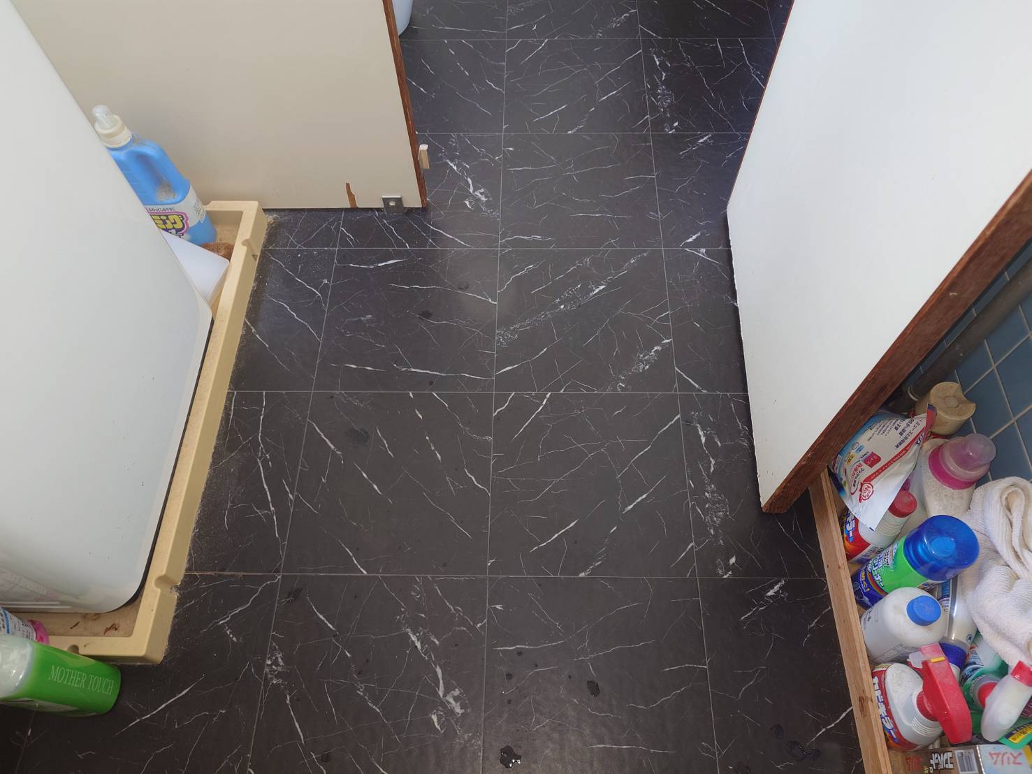 洗面前の床のビフォアアフター