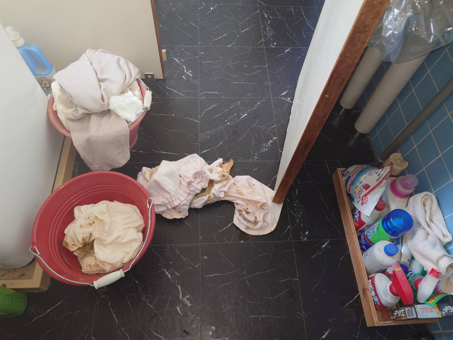 洗面前の床のビフォアアフター