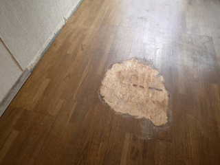 亡くなった箇所のビフォア、撤去後、洗浄後、削り後、アフター