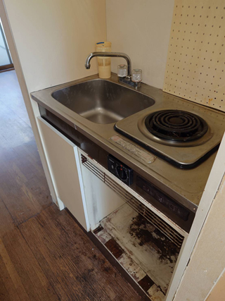 キッチンのビフォア、撤去後、アフター（清掃後）