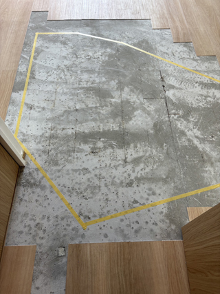 亡くなった箇所のビフォア、床撤去後、アフター