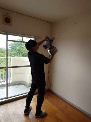 消臭剤の散布風景