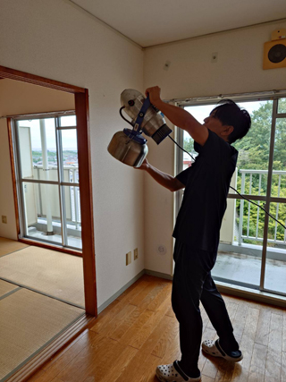 消臭剤の散布風景