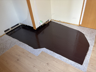 亡くなった場所のビフォア、撤去後、床撤去後、削り取り後、消毒剤散布後、アフター