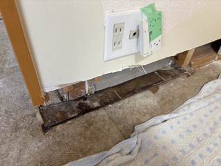 壁面撤去後の横柱下の体液汚染、柱撤去後、消毒後、アフター