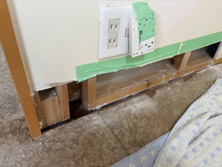 壁面撤去後の横柱下の体液汚染、柱撤去後、消毒後、アフター