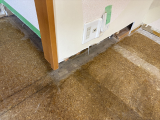 壁面撤去後の横柱下の体液汚染、柱撤去後、消毒後、アフター