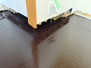 壁面撤去後の横柱下の体液汚染、柱撤去後、消毒後、アフター