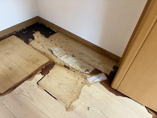 部屋２クローゼットの中のビフォア、撤去後、壁撤去後</h3>
<p><img decoding=