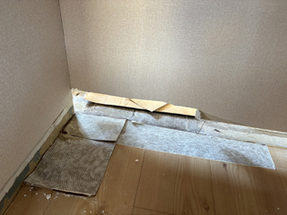 部屋２クローゼットの中のビフォア、撤去後、壁撤去後</h3>
<p><img decoding=