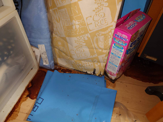 部屋２クローゼットの中のビフォア、撤去後、壁撤去後</h3>
<p><img decoding=