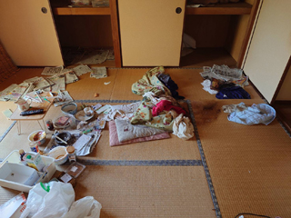 亡くなった箇所のビフォア、撤去後、畳撤去後、アフター