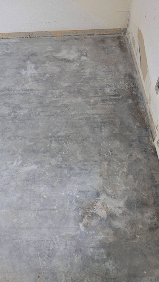 亡くなった場所のビフォア、床３枚撤去後、床上特殊清掃後、アフター