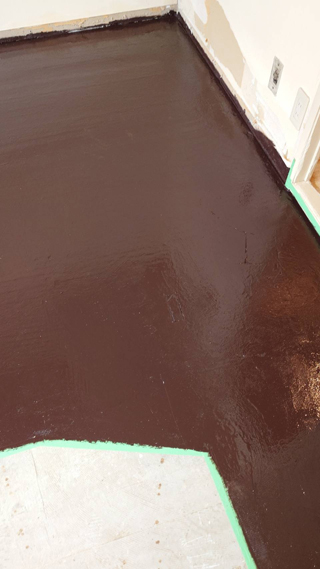 亡くなった場所のビフォア、床３枚撤去後、床上特殊清掃後、アフター