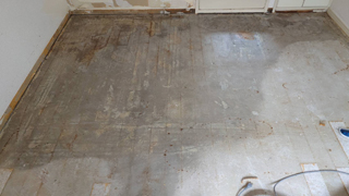 亡くなった場所の床３枚撤去後、消毒後、床上特殊清掃後、アフター