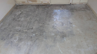 亡くなった場所の床３枚撤去後、消毒後、床上特殊清掃後、アフター