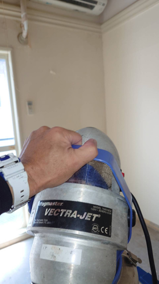 消臭剤の散布風景