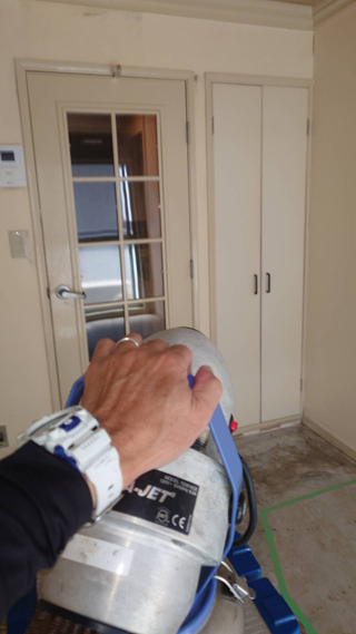 消臭剤の散布風景