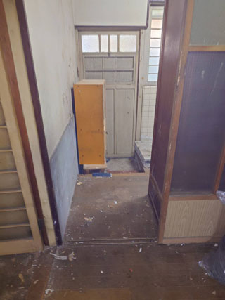 部屋５横キッチン２入口のビフォアアフター