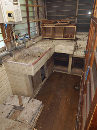 部屋５奥キッチン２中のビフォアアフター