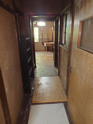 母屋から続き離れ廊下のビフォアアフター