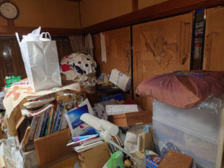 部屋７押し入れ前のビフォア、途中、アフター