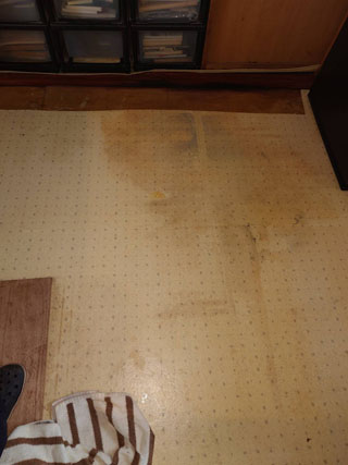 亡くなった場所のビフォア、敷物撤去後、清掃後