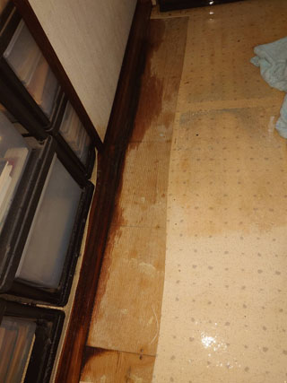 キッチンと隣の部屋の敷居汚染と、引き戸汚染のビフォアアフター