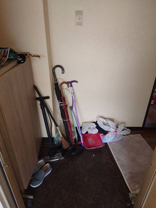 玄関廊下から部屋1入口のビフォア