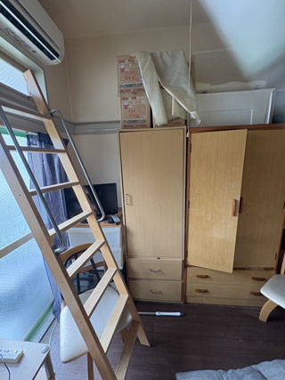 部屋奥窓際のビフォア、撤去後、アフター