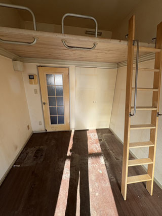 部屋奥右手のビフォアアフター