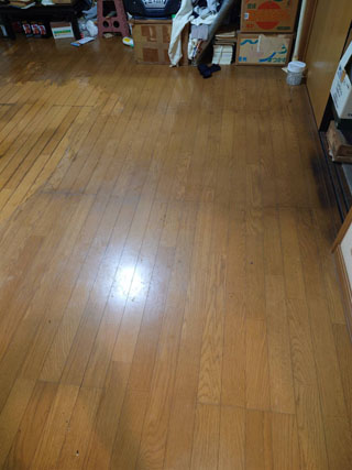 部屋入り口からのビフォアアフター（清掃後）