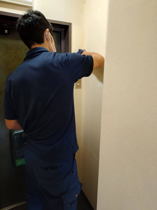 壁紙剥ぎの作業風景