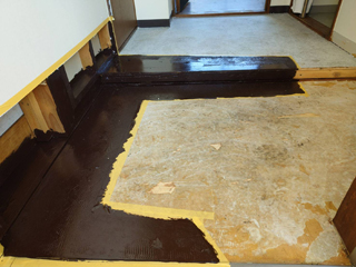 入口から部屋の土間のビフォアアフター