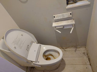 トイレのビフォア、清掃便座撤去後、アフター