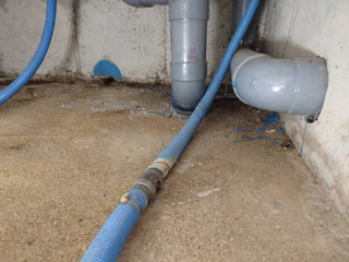 漏水箇所のビフォア、洗浄後、装束剤散布後