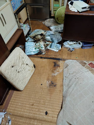 亡くなった箇所のビフォア、表面撤去後、棚撤去後、清掃後、アフター